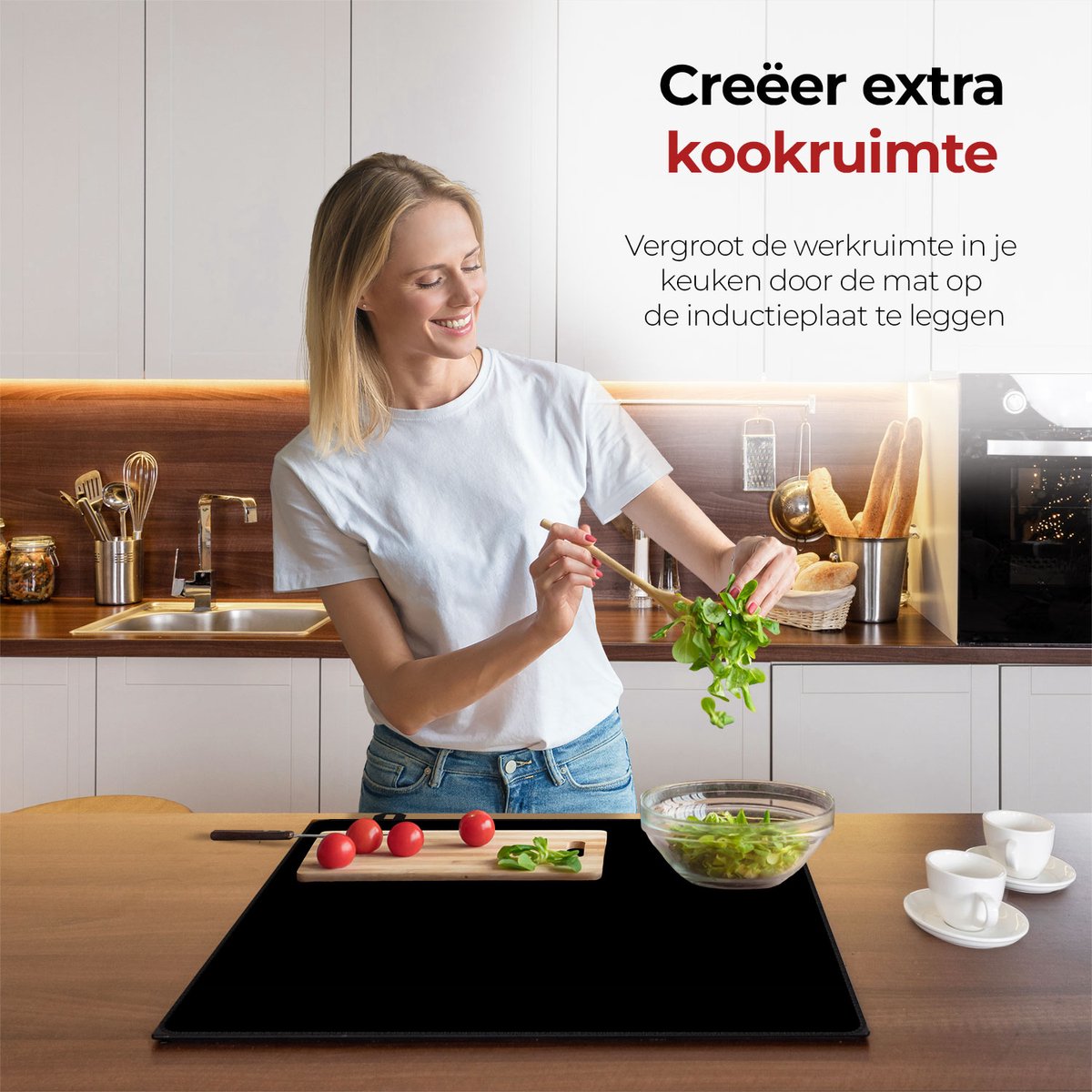 Mujer en la cocina preparando comida con la ayuda del protector de inducción negro liso.