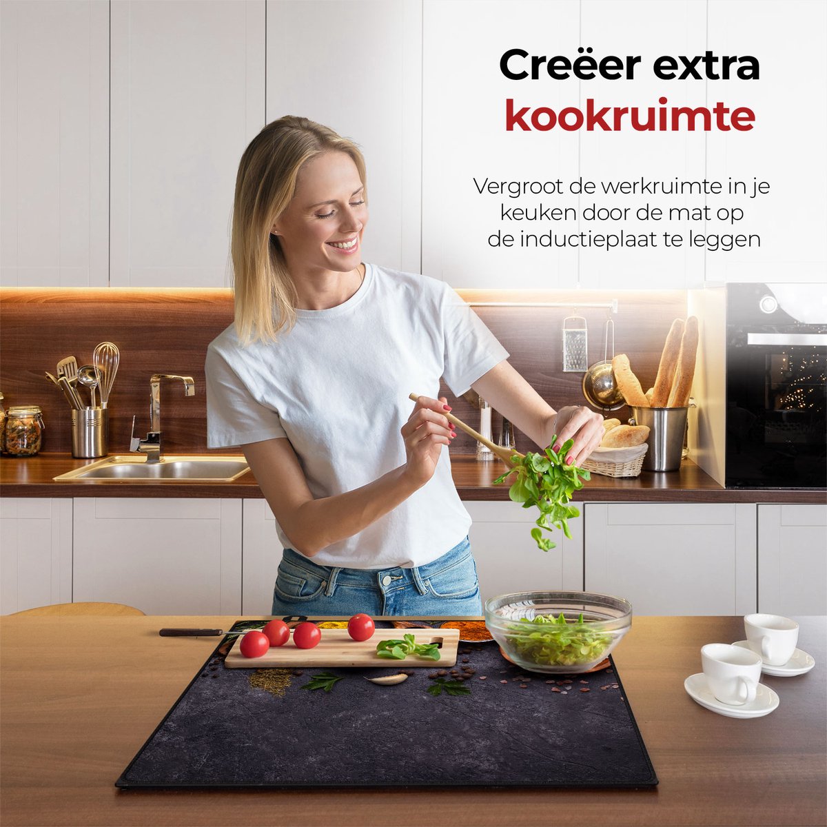 Mujer en la cocina preparando comida con la ayuda del protector de inducción, hierbas y especias.