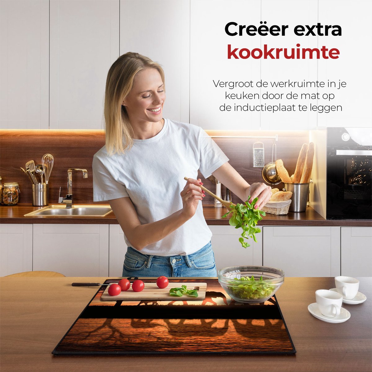 Mujer en la cocina preparando comida con la ayuda del protector de inducción elefantes.