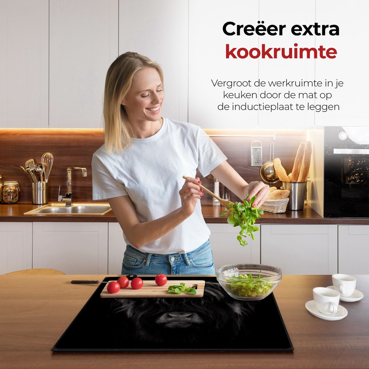 Mujer en la cocina preparando comida con la ayuda del protector de inducción Highlander escocés.