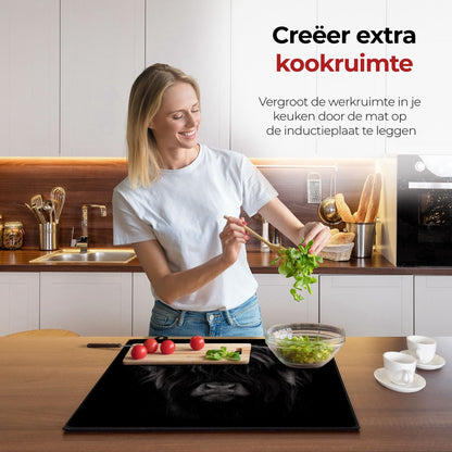 Mujer en la cocina preparando comida con la ayuda del protector de inducción Highlander escocés.