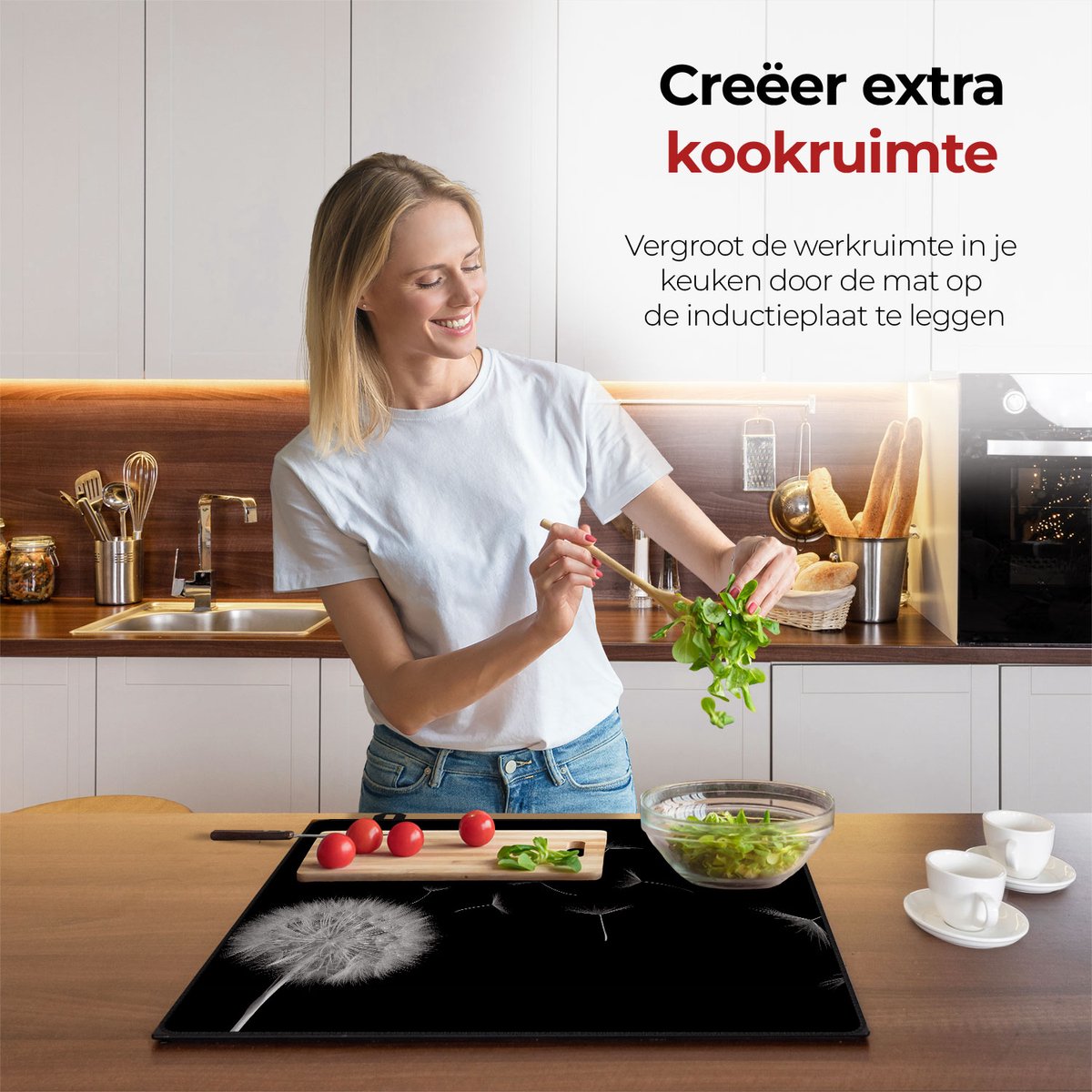 Mujer en la cocina preparando comida con la ayuda del protector de inducción Diente de León.