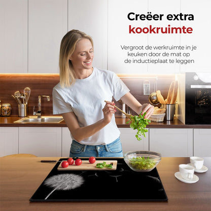 Mujer en la cocina preparando comida con la ayuda del protector de inducción Diente de León.