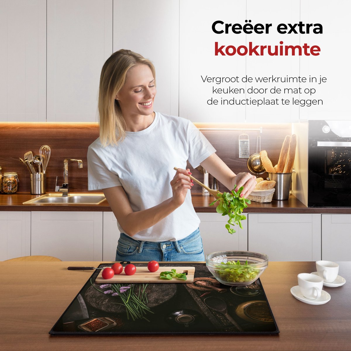 Mujer en la cocina preparando comida con la ayuda del protector de inducción, bodegón de especias.