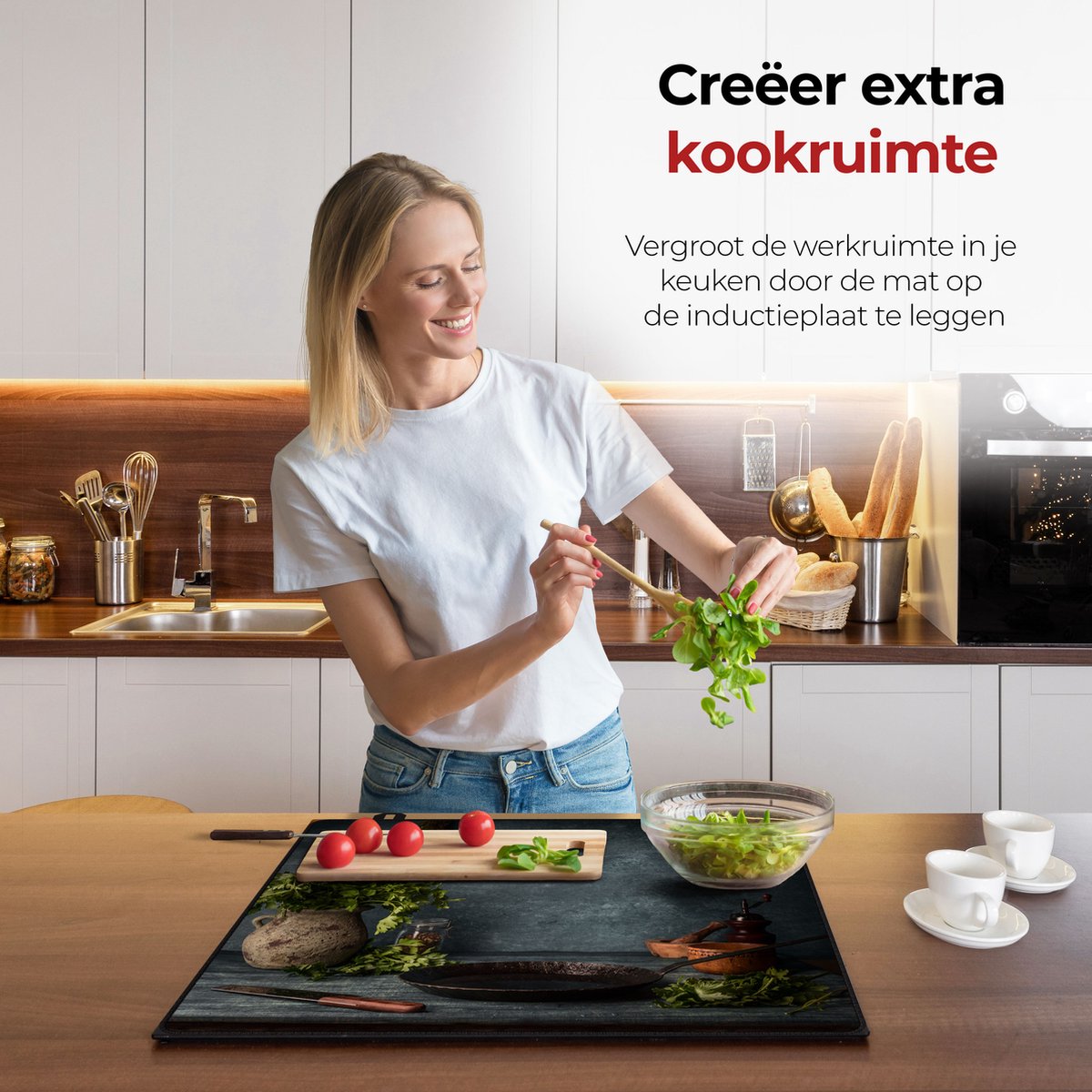 Mujer en la cocina preparando comida con la ayuda del protector de inducción, bodegón rústico.