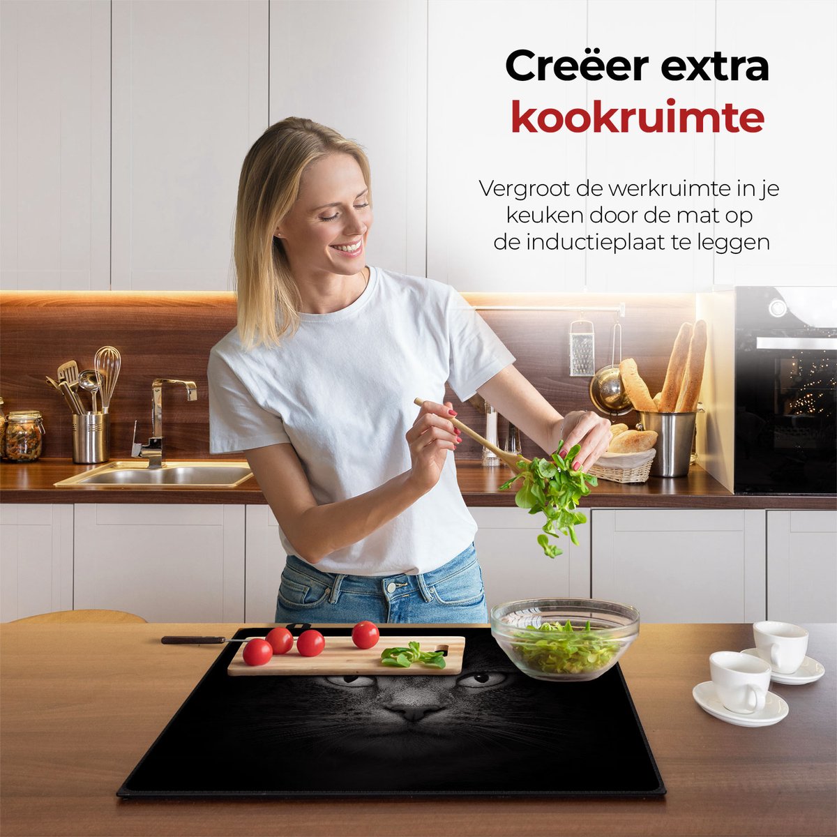 Mujer en la cocina preparando comida con la ayuda del protector de inducción para gatos.