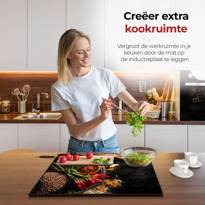 Mujer en la cocina preparando comida con la ayuda del protector de inducción especias picantes.