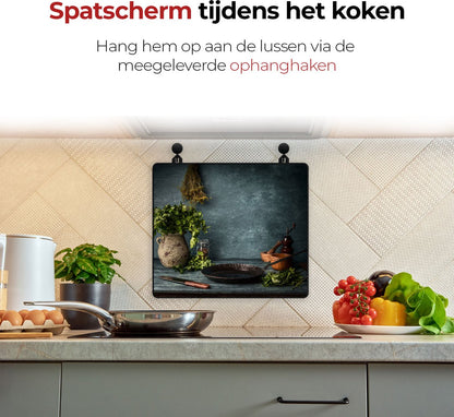 Protector de salpicaduras con naturaleza muerta rústica en la pared mientras cocinas