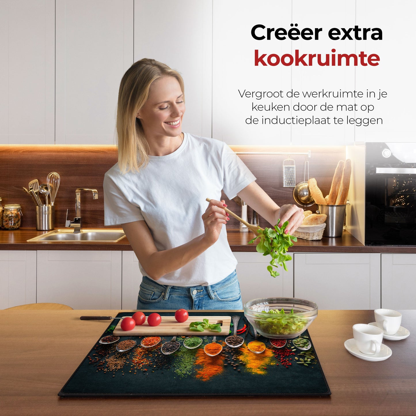 Mujer en la cocina preparando comida con la ayuda del protector de inducción, cucharas de hierbas y especias.