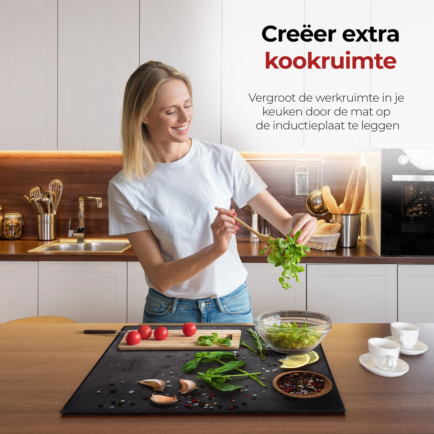 Mujer en la cocina preparando comida con la ayuda del protector de inducción, hierbas y especias, lima.
