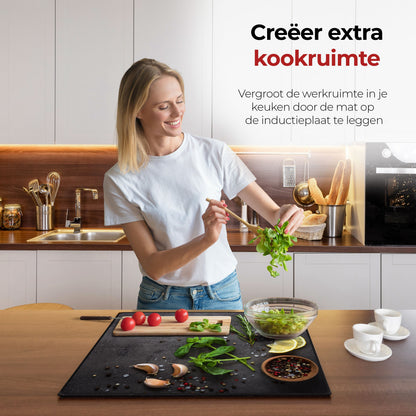 Mujer en la cocina preparando comida con la ayuda del protector de inducción, hierbas y especias, lima.