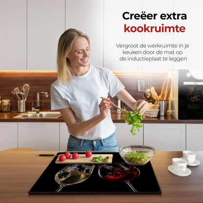 Mujer en la cocina preparando comida con la ayuda del protector de inducción vino.