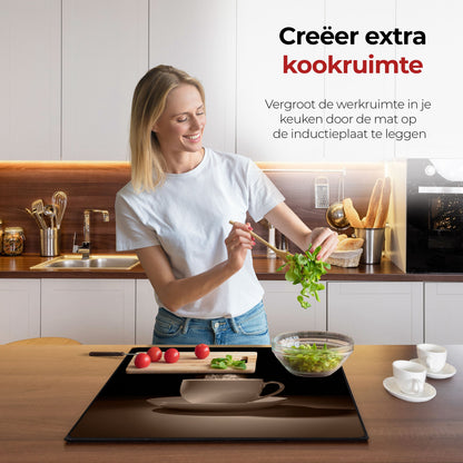 Mujer en la cocina preparando comida con la ayuda del protector de inducción para café.