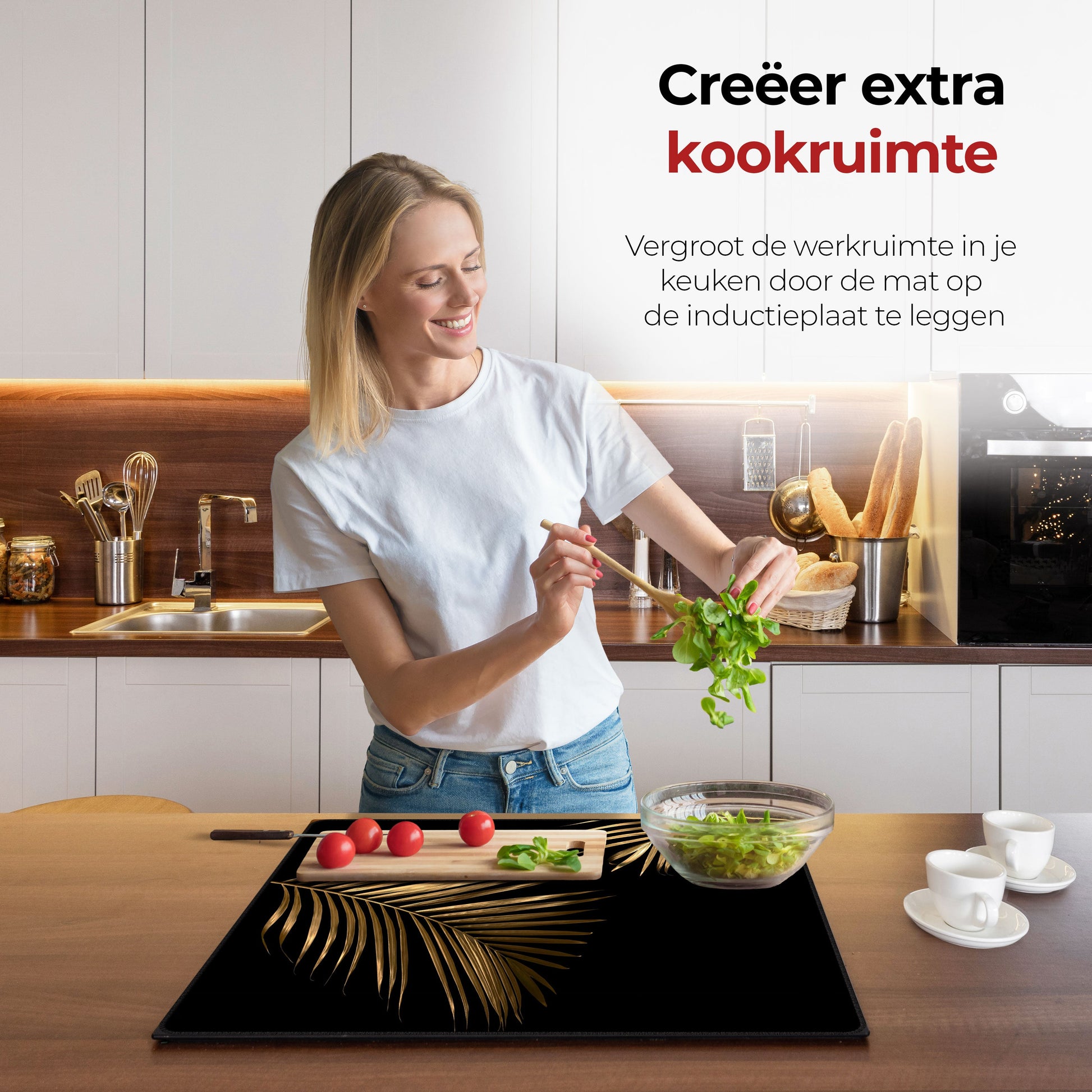 Mujer en la cocina preparando comida con la ayuda del protector de inducción hojas doradas.