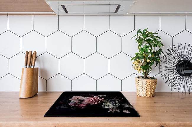 Protector de inducción con diseño de flores para la placa de inducción en la cocina.