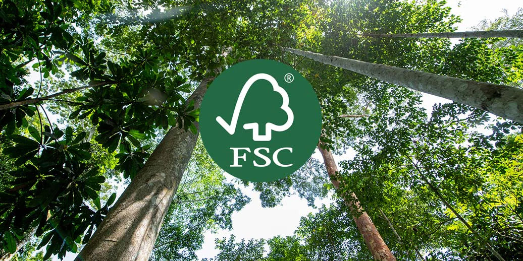 FSC Logo con árboles de fondo