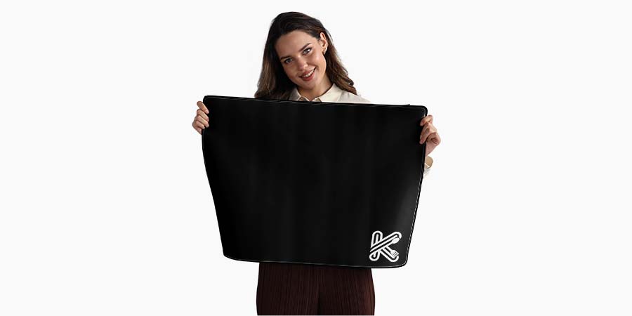 Mujer con un protector de inducción KitchyMist