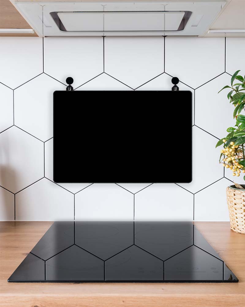 Pantalla salpicaduras negra lisa en la cocina