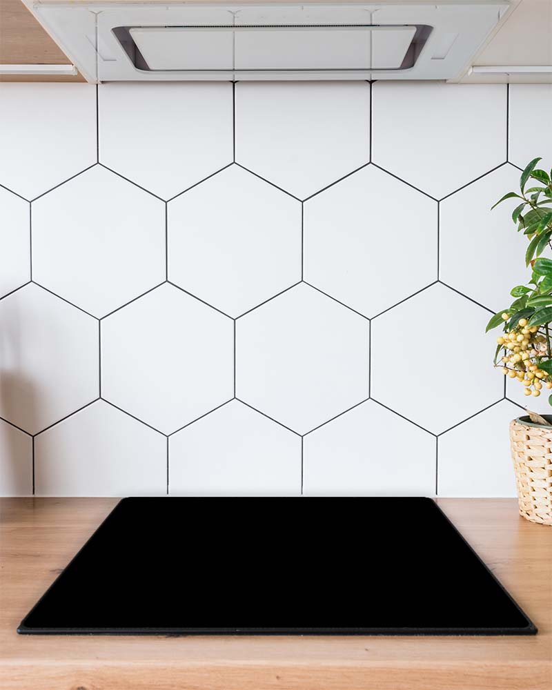 Protector de inducción negro liso en la cocina